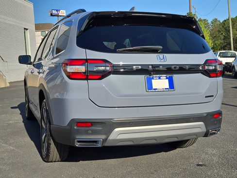 Used 2024 Honda Pilot Touring image 11