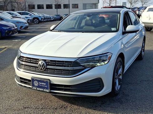 Certified 2023 Volkswagen Jetta SE w/ Panoramic Sunroof Package image 4