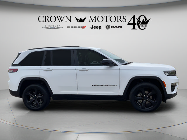 Used 2023 Jeep Grand Cherokee Limited w/ Black Appearance Package AWD/4WD image 4
