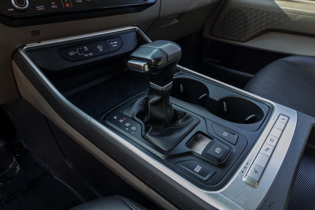 Used 2025 Kia Carnival FWD image 33