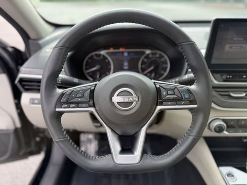 Used 2023 Nissan Altima 2.5 SV w/ SV Premium Package FWD image 14