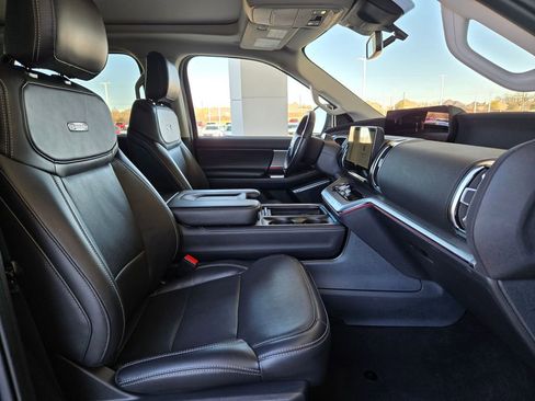 Used 2025 Ford Expedition Platinum image 29