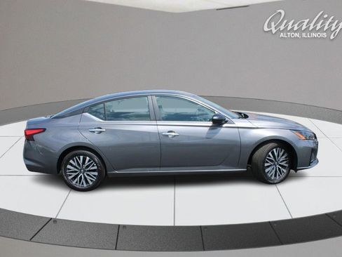 Used 2025 Nissan Altima 2.5 SV FWD image 3