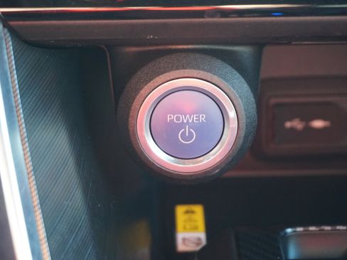 Used 2022 Toyota Venza XLE image 11