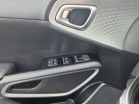 Used 2025 Kia Soul LX w/ LX Technology Package FWD image 20