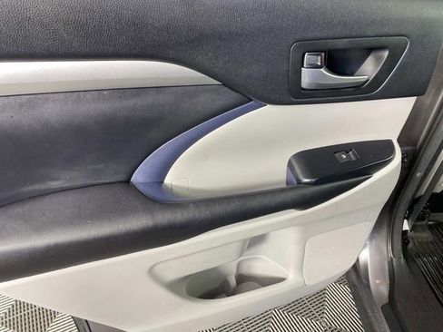 Used 2017 Toyota Highlander XLE image 26