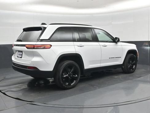 Used 2024 Jeep Grand Cherokee Altitude AWD/4WD image 3