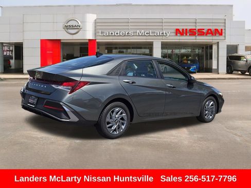 Used 2024 Hyundai Elantra SEL FWD image 3