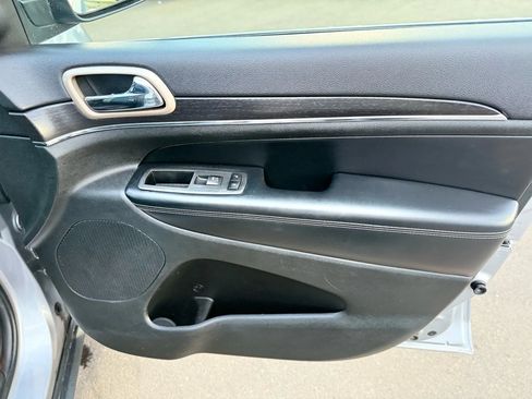 Used 2014 Jeep Grand Cherokee Limited image 24