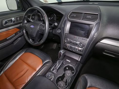 Used 2019 Ford Explorer XLT w/ Equipment Group 202A AWD/4WD image 18