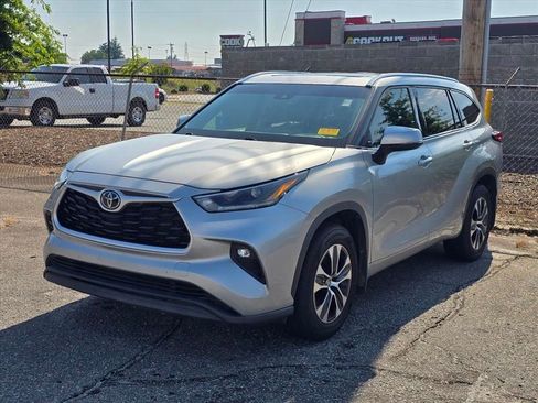 Used 2021 Toyota Highlander XLE AWD/4WD image 2