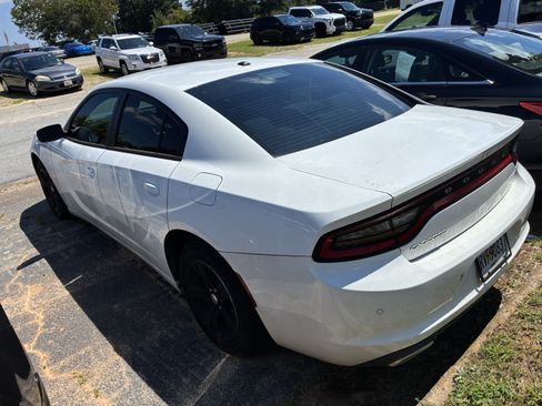 Used 2019 Dodge Charger SXT RWD image 6