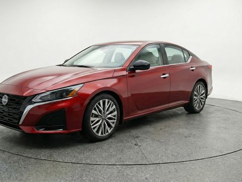 Used 2025 Nissan Altima 2.5 SV image 3