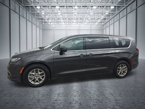 Used 2023 Chrysler Pacifica Touring-L FWD image 2