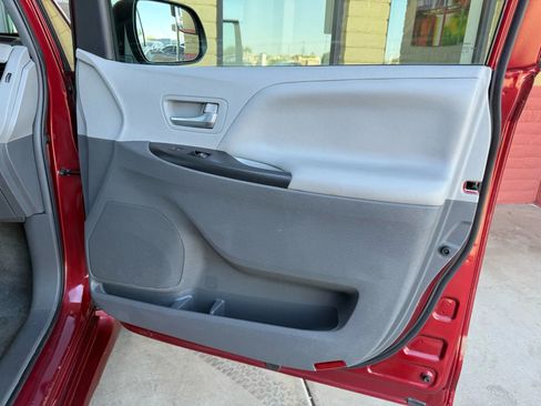 Used 2018 Toyota Sienna LE image 25