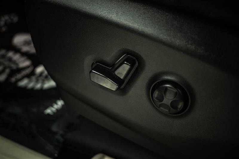 Used 2023 Chrysler Voyager LX FWD image 16