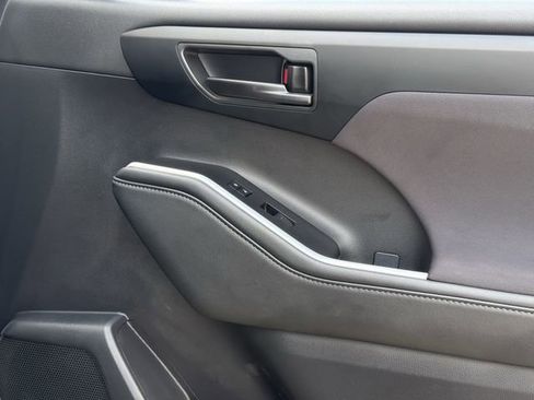 Used 2025 Toyota Highlander LE image 28