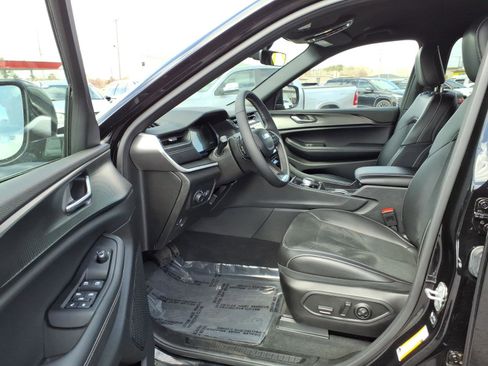 Used 2025 Jeep Grand Cherokee L Laredo image 10