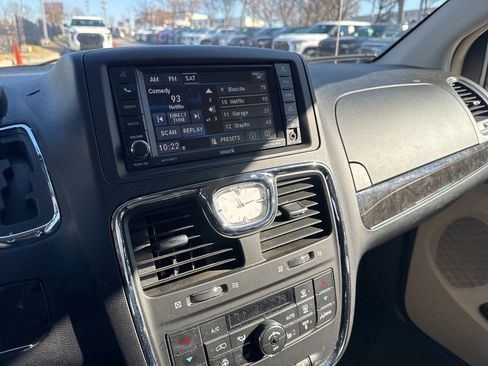 Used 2014 Chrysler Town & Country Touring w/ Driver Convenience Group image 10