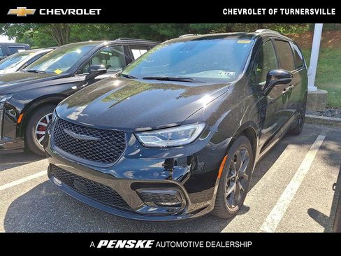 Used 2025 Chrysler Pacifica Limited FWD image 1