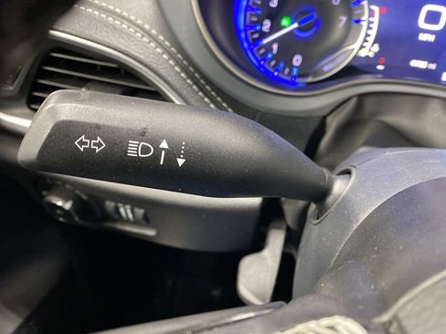 Used 2025 Chrysler Pacifica Limited image 44