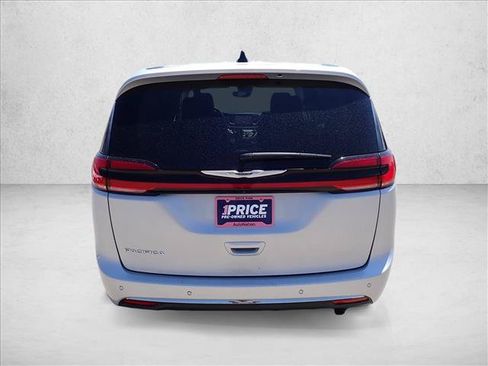 Used 2024 Chrysler Pacifica Touring-L FWD image 3