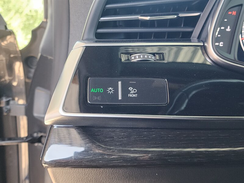 Used 2019 Audi Q8 Prestige w/ Luxury Package AWD/4WD image 31