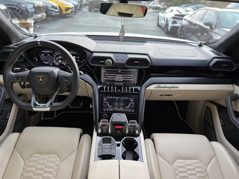 Used 2022 Lamborghini Urus AWD/4WD image 7