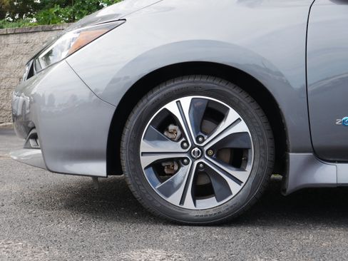 Used 2018 Nissan Leaf SV w/ SV Technology Package FWD image 11