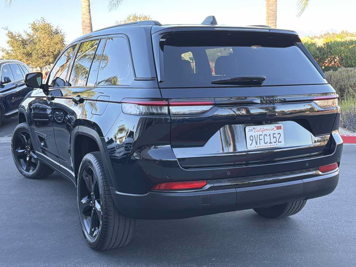 Used 2024 Jeep Grand Cherokee Limited w/ Black Appearance Package RWD image 10