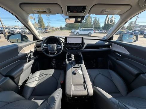 Used 2024 Toyota Grand Highlander AWD image 11