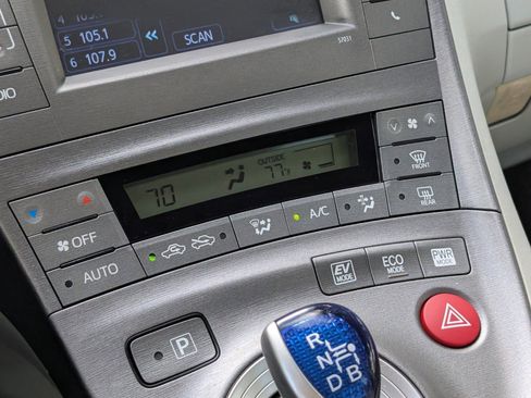 Used 2014 Toyota Prius Four image 17