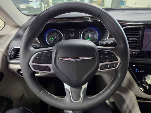 Used 2022 Chrysler Pacifica Limited image 17