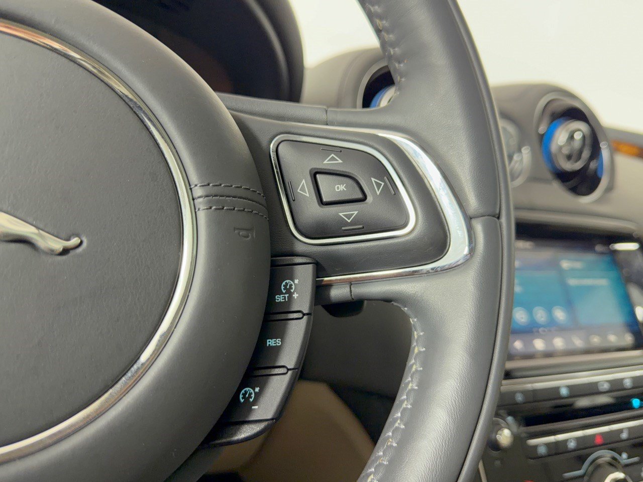Used 2019 Jaguar XJ R-Sport RWD image 19