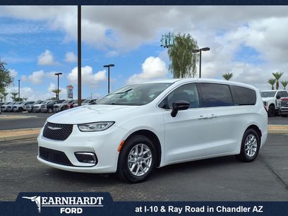 Used 2025 Chrysler Pacifica Select
