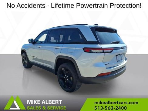 Used 2023 Jeep Grand Cherokee Altitude AWD/4WD image 5