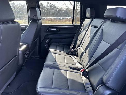 Used 2025 Chevrolet Suburban Z71 image 21