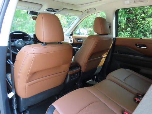 Used 2024 Nissan Pathfinder Platinum w/ Cargo Package AWD/4WD image 31