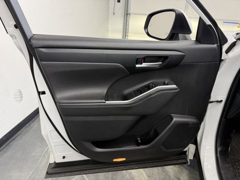 Used 2024 Toyota Highlander XLE image 9