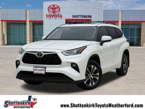 Used 2021 Toyota Highlander XLE AWD/4WD image 1
