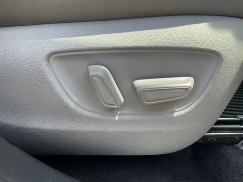 Used 2021 Toyota Highlander XLE AWD/4WD image 22