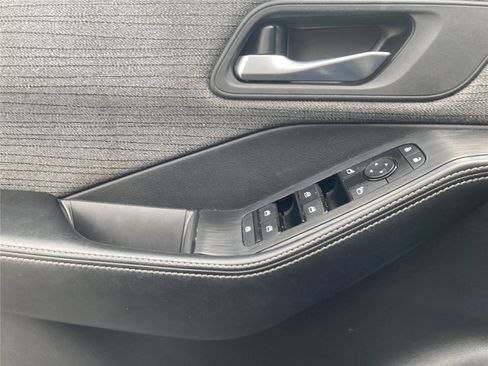 Used 2023 Nissan Rogue SV image 29