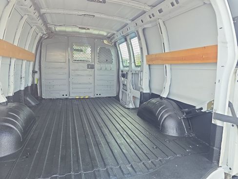 Used 2015 Chevrolet Express 2500 RWD image 11