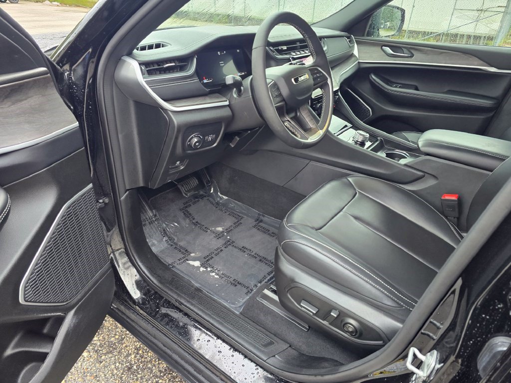 Used 2025 Jeep Grand Cherokee Limited AWD/4WD image 15