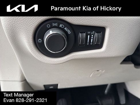 Used 2023 Chrysler Voyager LX image 17