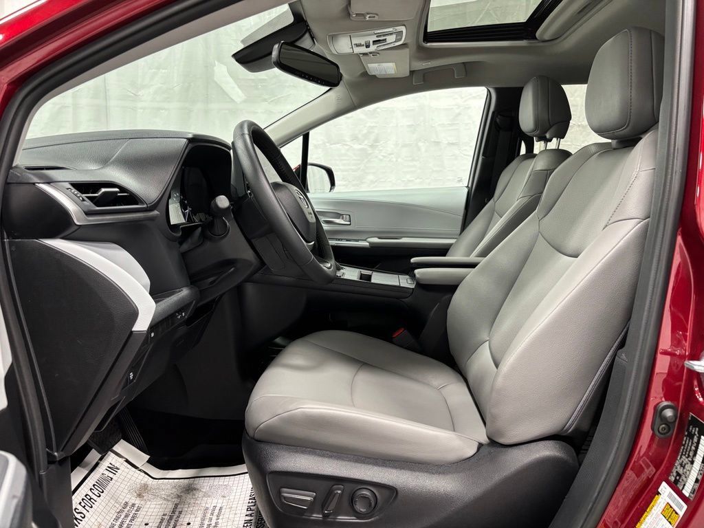 Used 2026 Toyota Sienna XLE AWD/4WD image 14