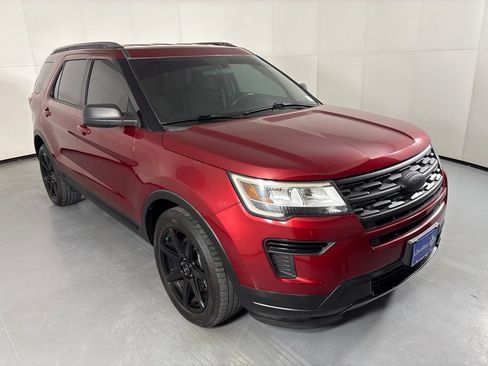 Used 2019 Ford Explorer XLT FWD image 2