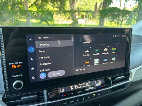 Used 2025 Toyota Sienna XLE FWD image 17