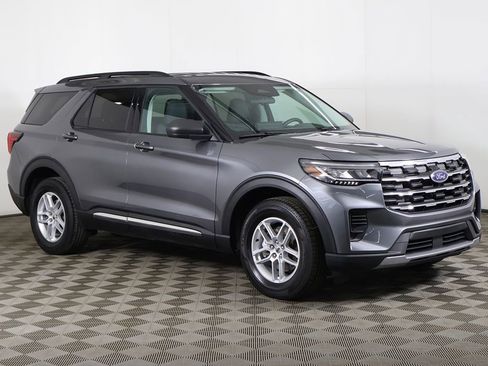 Used 2025 Ford Explorer Active AWD/4WD image 2