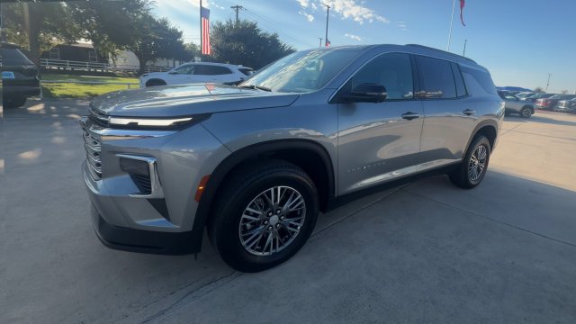 Used 2026 Chevrolet Traverse LT w/ Driver Confidence Package FWD image 4